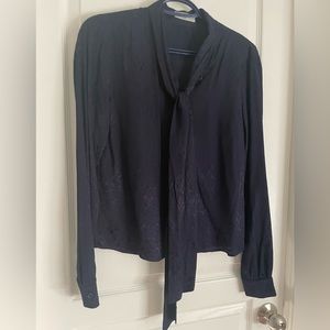 Aritzia Babaton Blouse in Navy with textured pattern size XS